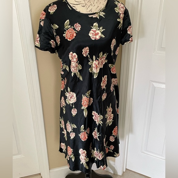 RJ Stevens Woman| Gorgeous Black & Red Roses Satiny Finish Fit & Flair Dress - Picture 1 of 8